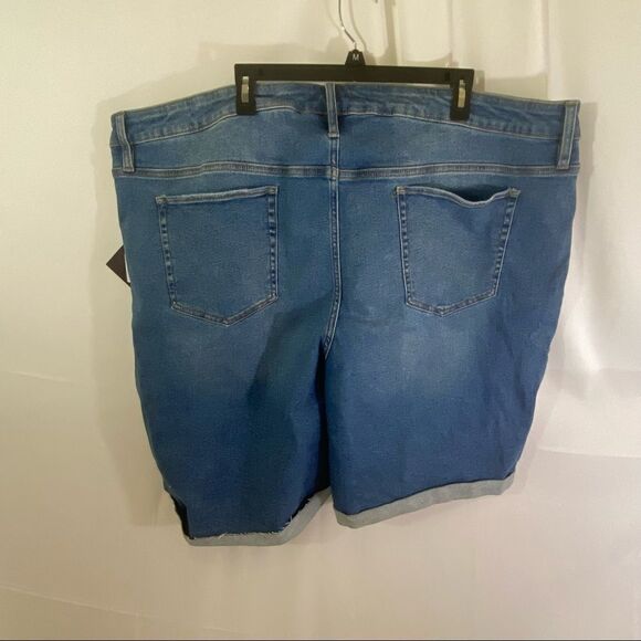 Ava & Viv Women’s Plus Size Medium Wash Folded Hem Denim Shorts - Picture 4 of 4